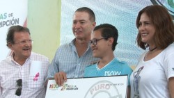 Entrega Gobernador becas de transporte y de inscripción a jóvenes de Mazatlán