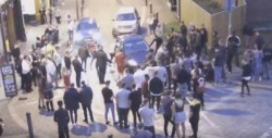 #Video Furioso conductor atropella a dos mujeres tras perseguir a ladrones
