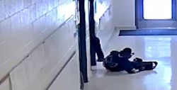 #Video Captan a maestra golpeando a uno de sus alumnos