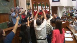 Por poco, diputados llegan a los golpes en tribuna
