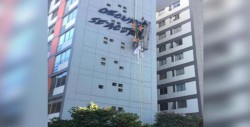 Falla andamio y trabajadores quedan colgando