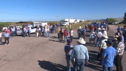 Bloquean productores del Carrizo la carretera México 15