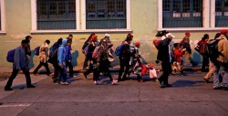 Nuevo grupo de migrantes hondureños avanza con dirección a México