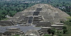 Confirman existencia de una cámara y túnel bajo la Pirámide de la Luna