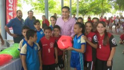 IMDA entrega uniformes a estudiantes deportistas del nivel básico