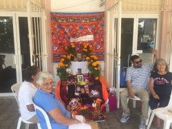 Participan adultos mayores en concurso de altares de muertos