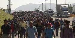 Migrantes centroamericanos cambian de ruta en su marcha por el sur de México