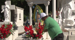 Mazatlecos celebran “Día de muertos” en panteones