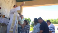 Familias recuerdan a sus files difuntos en panteones