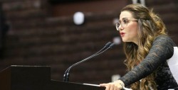 Diputada invita a fumar marihuana y a escuchar a The Doors