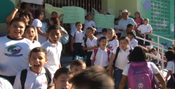 Padres de familia toman primaria y prohíben entrada