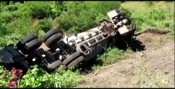 Aparatoso choque entre tráiler y automóvil sobre la México 15