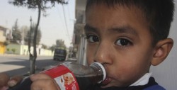Mexicanos desconfían del agua y beben refresco en su lugar