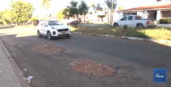 En Cajeme, vecinos adoptan baches y los rellenan con escombros