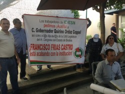Protestan trabajadores de ICATSIN en el Congreso del Estado