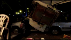Conductor pierde control de su camioneta y se mete a taquería