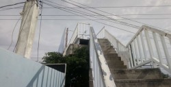 Corren riesgo de utilizar el puente peatonal