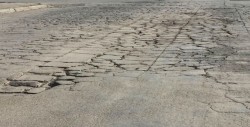 Con pavimento reventado la calle Nuño Beltrán de Guzmán