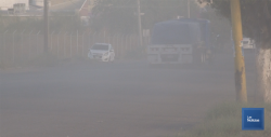 Una densa nube de polvo cubre la calle Jalisco en Cajeme