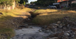 Le urge una raspada a la calle Adalberto Tejada