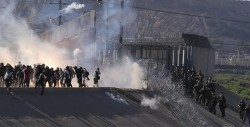 México pide a EU que investigue el uso de gases lacrimógenos en frontera