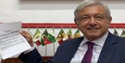 Celebra AMLO cambio de colores en banda presidencial