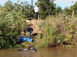 Vuelca automóvil y cae a canal, un muerto
