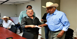 Entrega la Secretaría de Agricultura apoyos del Seguro Catastrófico
