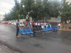 Trabajadores del Hospital General bloquean avenida Aldama