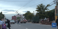 Trailer derrumba cables y postes de la CFE y deja sin energía a comercios y hogares