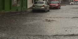 Con las lluvias es común que alcantarillas se rebosen