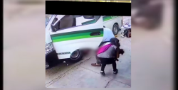 Chofer de transporte público atropella a familia en Chiapas