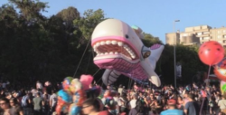 Disfrutan en la capital chilena desfile globos gigantes