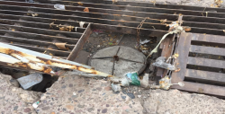 Aún sin rejilla en alcantarilla por Guerrero y Madero