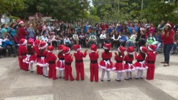 ENCIMA instala árbol de la esperanza