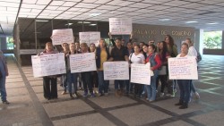 Promotoras educativas exigen pago retrasado por tres meses