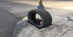 Registro sin tapadera en plena esquina en la colonia Centro