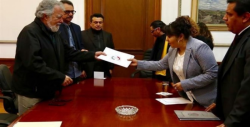 Entrega Nestora Salgado a SEGOB lista de presos político