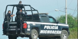 Mueren tres policías en tiroteo con sicarios en Michoacán