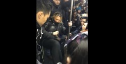 VIDEO: Joven asiática es insultada y golpeada por mujer racista en el metro de NY
