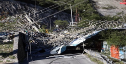 Vientos fuertes derriban postes y espectaculares en Monterrey
