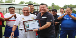 El Director del IMDEC, Carlos Lara presente en la edición X del Clásico de Futbol de antaño