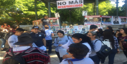 Toman familiares de desaparecidos kiosco de Catedral