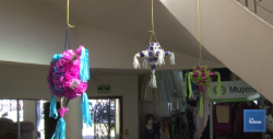 Hombres se interesan en la elaboración de piñatas en Cajeme