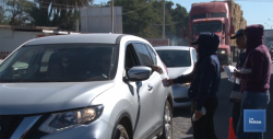 En Vícam, indígenas Yaquis cobran cuota a los automovilistas de la México 15