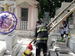 Mujer cae al interior de una tumba