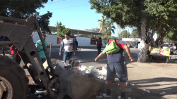 Usan maquinaria pesada para recoger basura