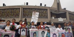 Marchan a la Basílica de Guadalupe con motivo de 51 meses del caso Ayotzinapa