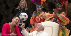 El papa Francisco hace malabares junto a un circo cubano