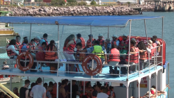 Turistas disfrutan los paseos en catamaranes